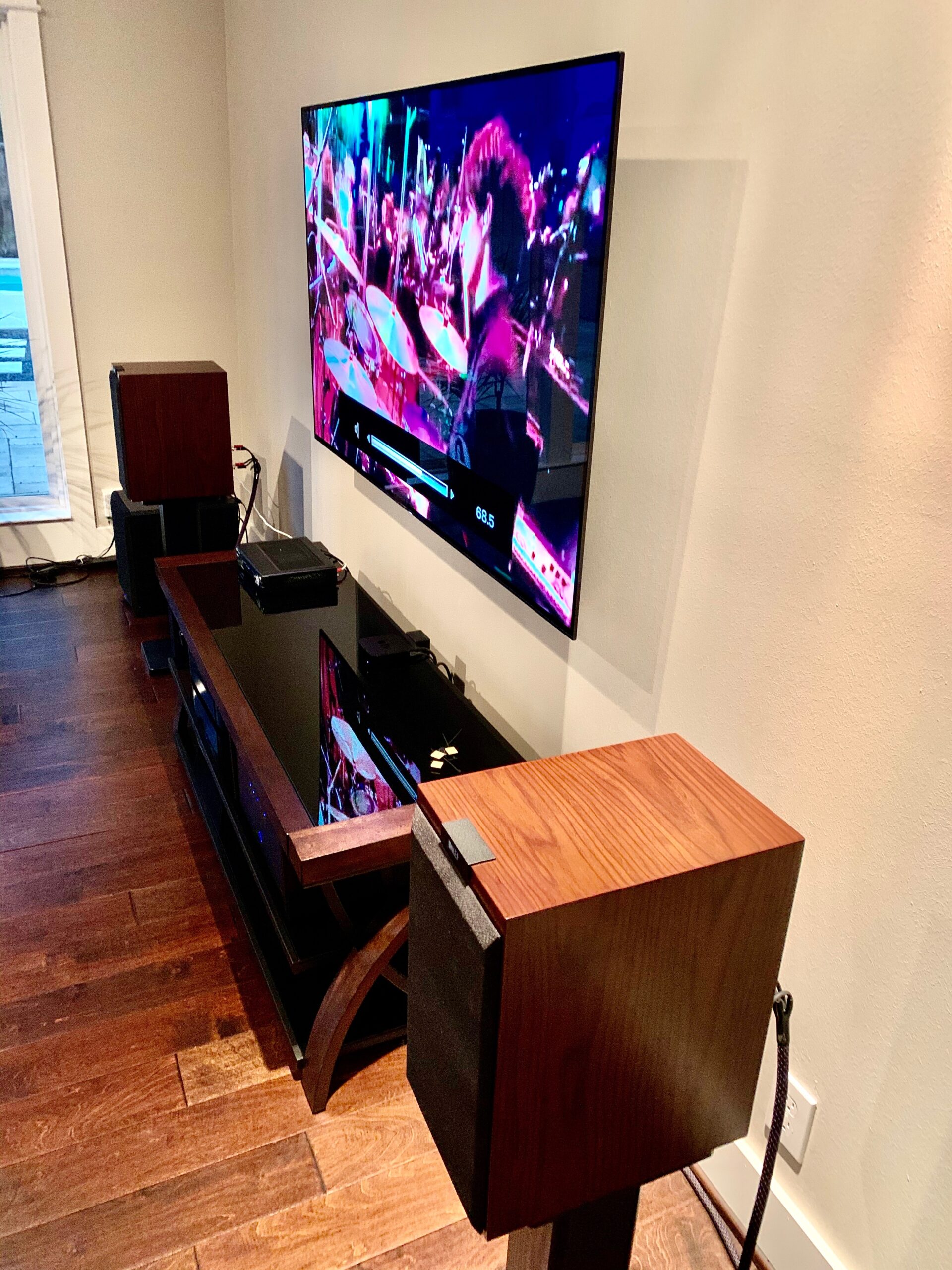 Mounted flat screen and loudspeakers audio system