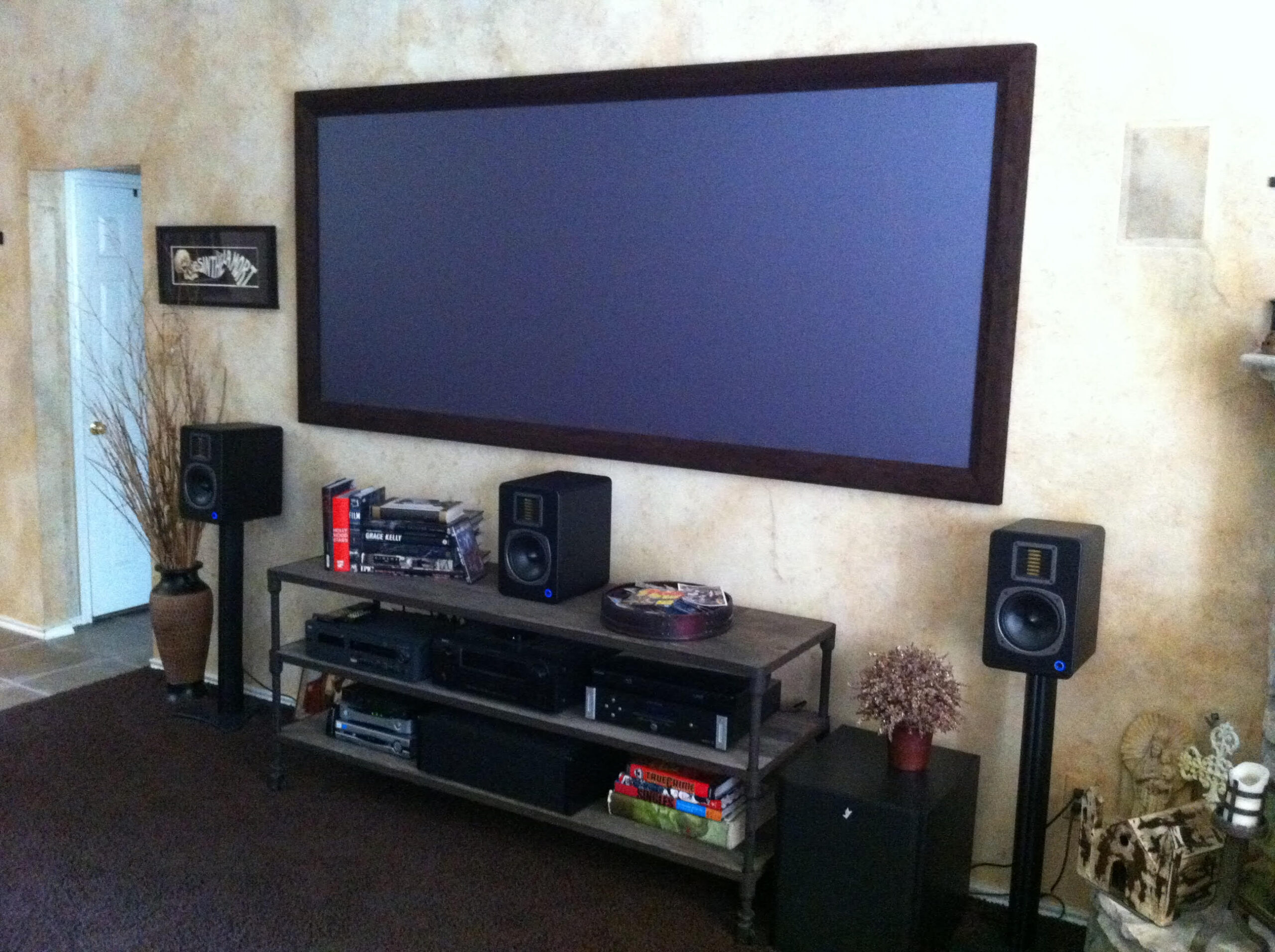 Short throw projection screen and loudspeakers audio system